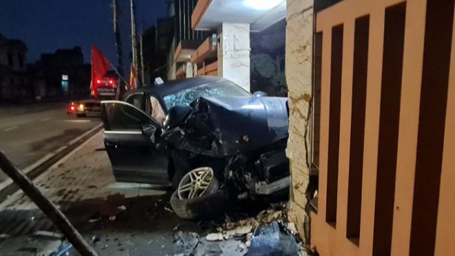 Thót tim ô tô Porsche lao như tên bắn vào nhà dân ở Quảng Ninh - 1
