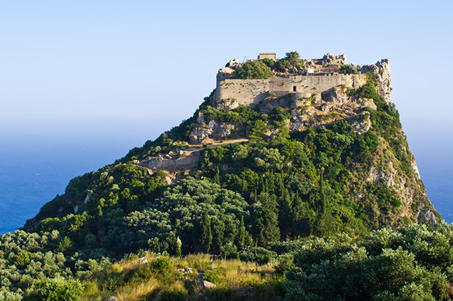 Pháo đài Angelokastro, Corfu: Lâu đài Byzantine này nằm trên hòn đảo Corfu xinh đẹp và nhìn thẳng ra biển. &#34;Angelkastro&#34; có nghĩa là &#34;Lâu đài của các thiên thần&#34; có từ thế kỷ 13 này là một trong những biểu tượng của đảo Corfu và là một trong những lâu đài đẹp nhất ở Hy Lạp.
