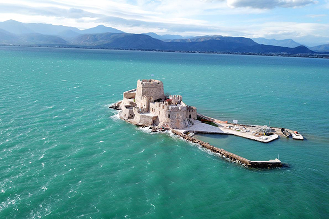 Pháo đài Bourtzi, Nafplio: Được xây dựng bởi người Venice vào thế kỷ 15, sau đó bị người Ottoman chiếm đóng trước khi được người Hy Lạp phục hồi vào đầu thế kỷ 19. Pháo đài đáng kinh ngạc này nằm ở giữa bến cảng Nafplio từng được sử dụng làm nhà tù sau đó được chuyển thành khách sạn vào giữa thế kỷ 20.
