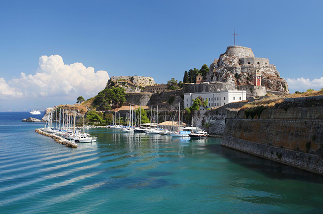 Lâu đài Corfu, Đảo Corfu: Bên cạnh bảo tàng nghệ thuật châu Á và bảo tàng Byzantine, hãy khám phá pháo đài cũ của Corfu, một trong những pháo đài đẹp nhất ở Hy Lạp. Pháo đài này nằm cách hòn đảo nhỏ "Pontikonisi" còn được gọi là "đảo chuột" chỉ 20 phút.
