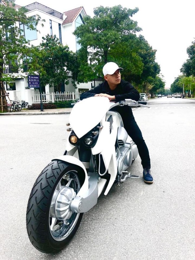 Choáng ngợp trước siêu mô tô hàng khủng của ca sĩ Tuấn Hưng - 3