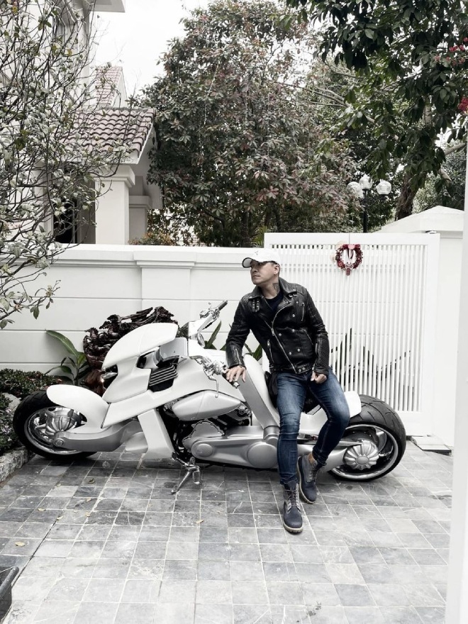 Choáng ngợp trước siêu mô tô hàng khủng của ca sĩ Tuấn Hưng - 1