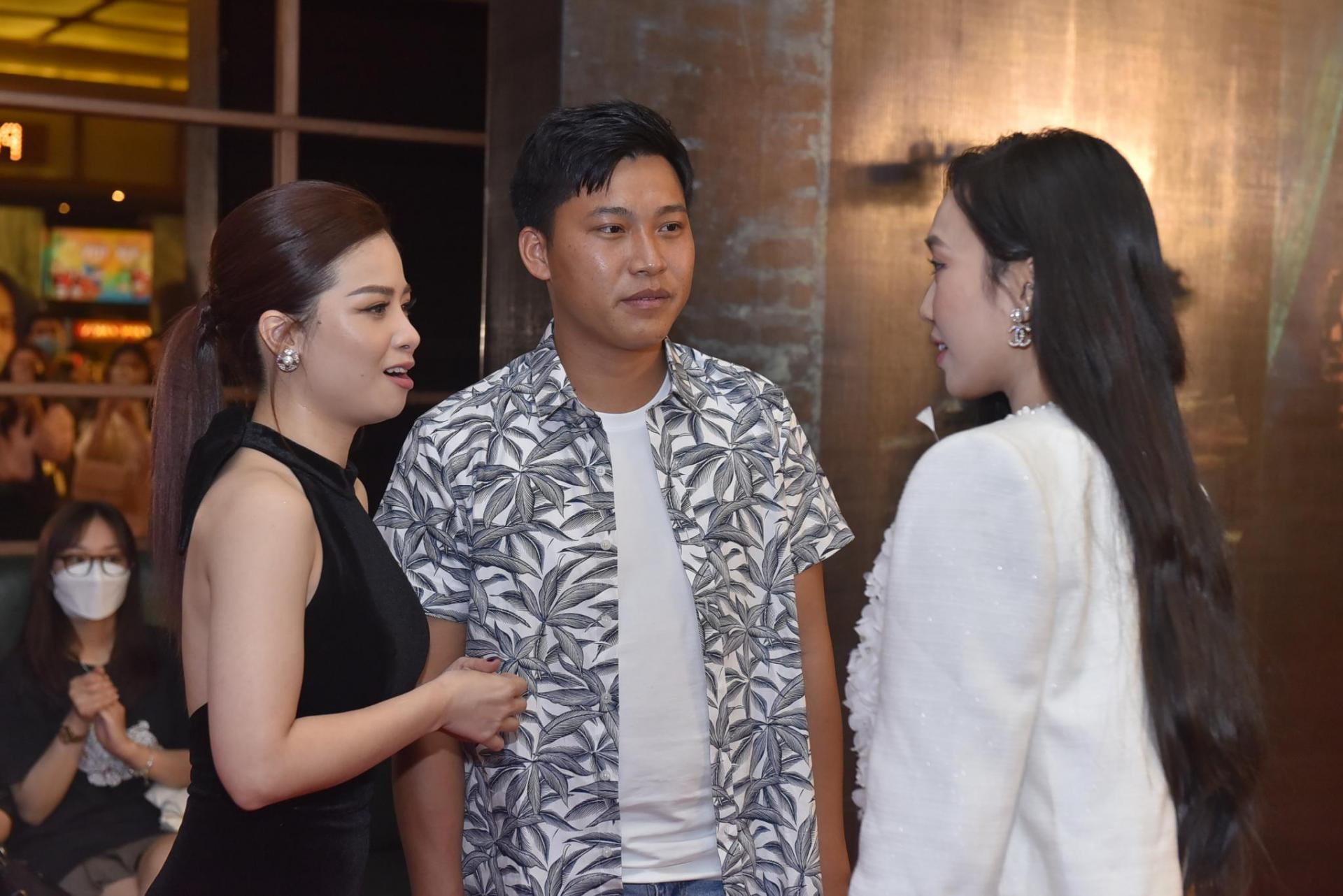 Cả 3 trò chuyện thân mật trong lúc chờ phim.