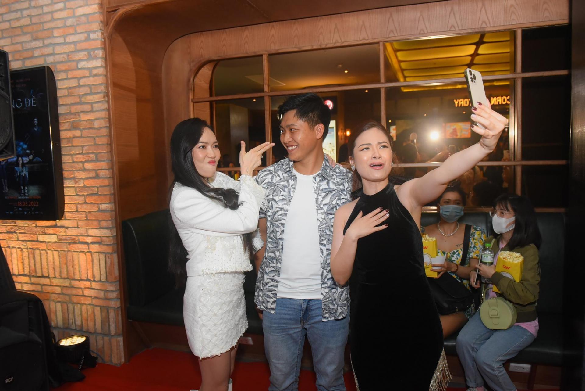 Cả 3 tạo dáng trêu đùa nhau tạo nên bầu không khí vui vẻ.