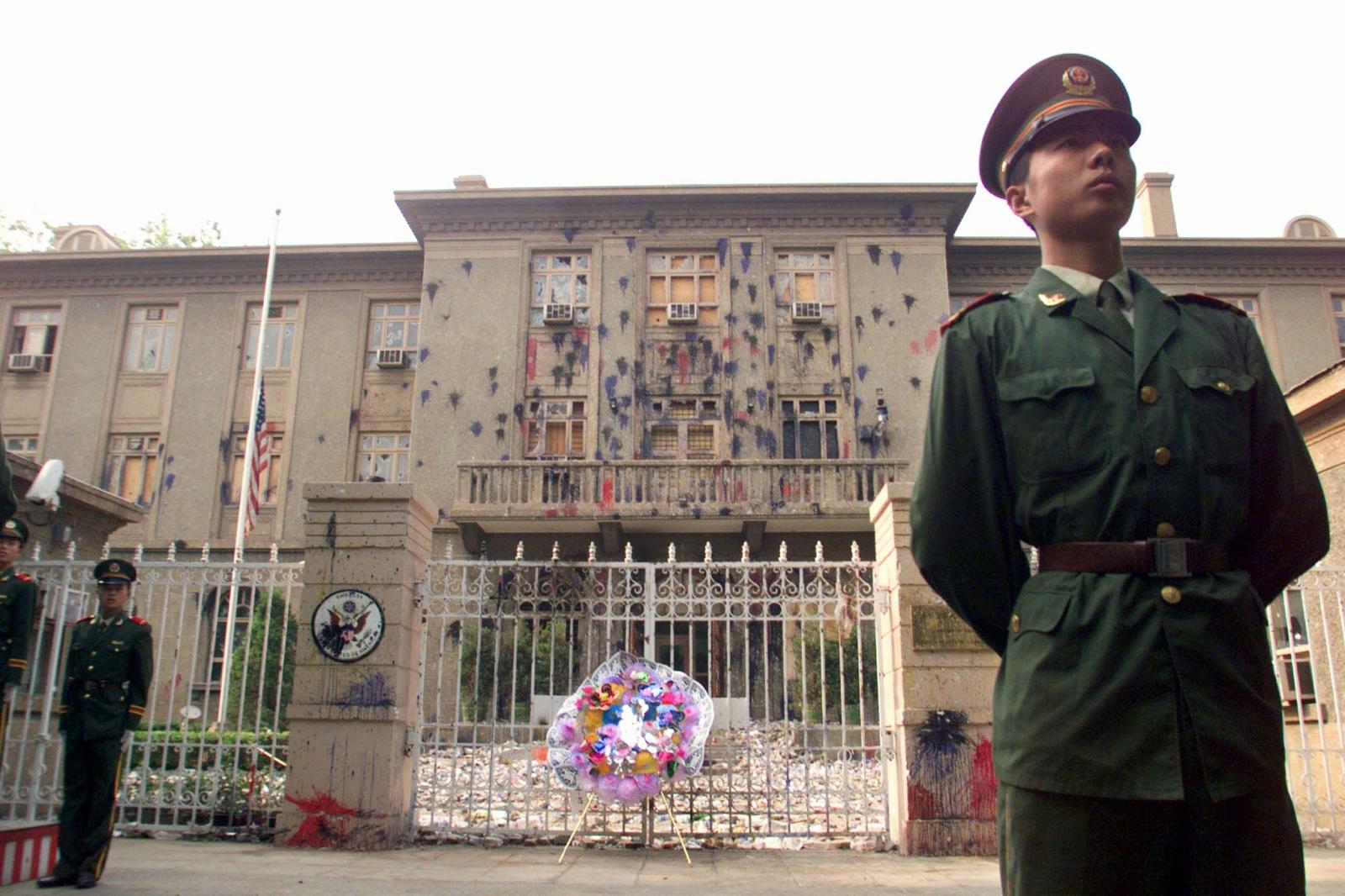Đại sứ quán Mỹ ở Bắc Kinh bị người biểu tình ném sơn sau vụ máy bay Mỹ ném bom nhầm đại sứ quán Trung Quốc ở Serbia (ảnh: AP)
