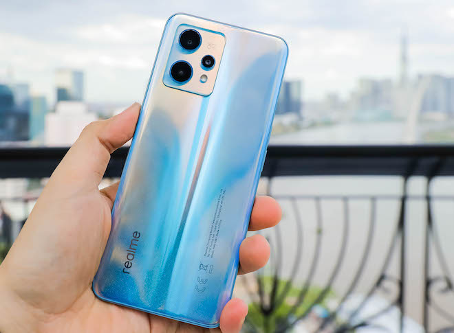 Realme 9 Pro màu&nbsp;Lam Hừng Đông bắt mắt.