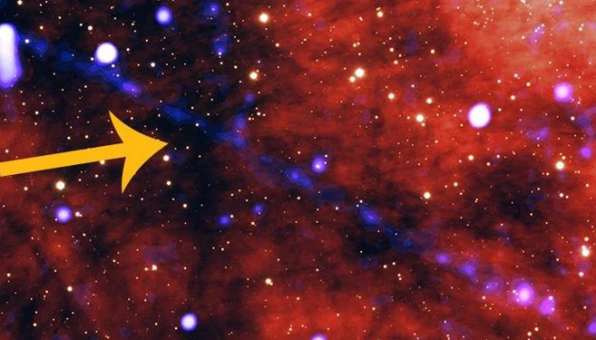 Ngôi sao xung và đuôi ánh sáng xanh rực rỡ của nó - Ảnh: Chandra/NASA