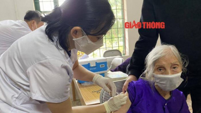 Nữ y tá Trần Thị Hiệp đang tiêm cho cụ Nguyễn Thị Chất (86 tuổi, tại tổ 9, phường Bình Minh, TP Lào Cai)