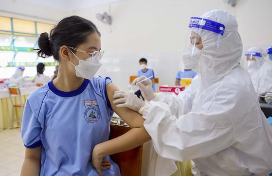 Tiêm vaccine cho học sinh. Ảnh: Nguyệt Nhi