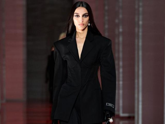 Versace gợi cảm và bóng bẩy với bộ sưu tập Thu Đông 2022