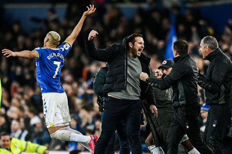 Choáng HLV Lampard gãy tay vì ăn mừng "bàn thắng vàng" của Everton