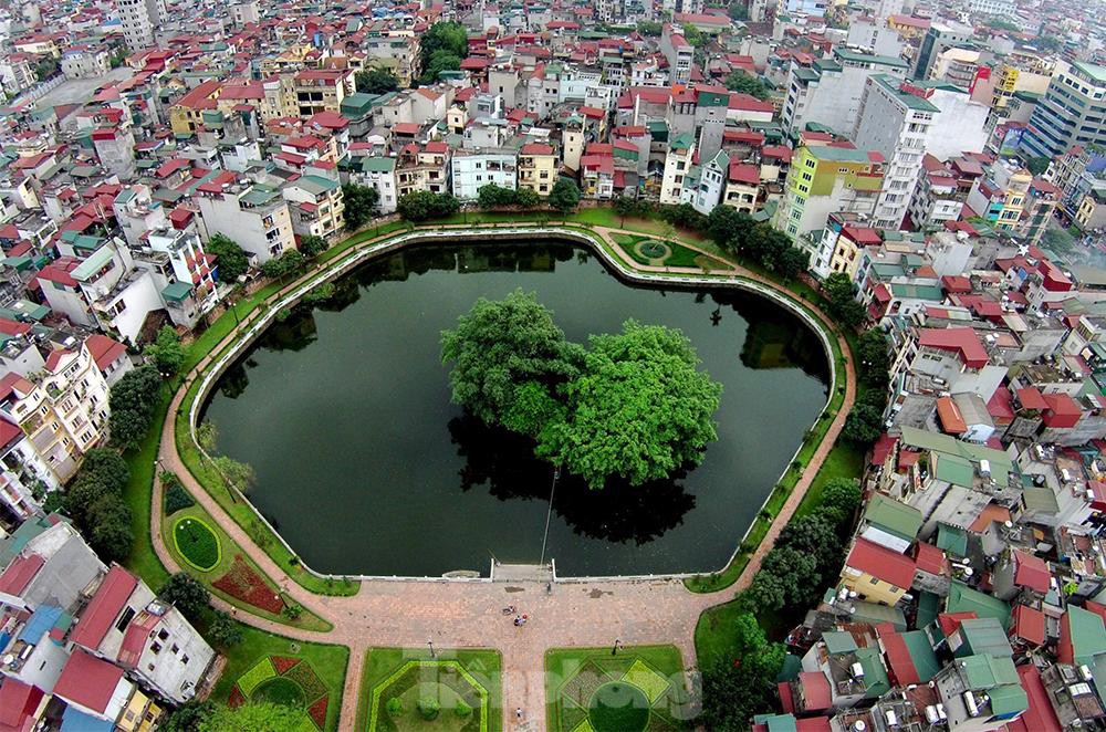 Hồ Văn, nằm gần Văn Miếu Quốc Tử Giám. Không gian rộng, thoáng đãng nên là nơi tham quan, hít thở không khí trong lành của nhiều người dân Hà Nội.