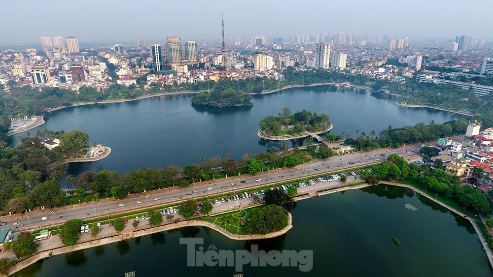 Hồ Bảy Mẫu nằm ở trung tâm, tuy tiếp giáp tới tận 4 mặt phố nhưng công viên lại rất yên tĩnh, thoáng mát, luôn là lựa chọn lý tưởng để thư giãn, vui chơi, sinh hoạt nhóm, hay học tập.