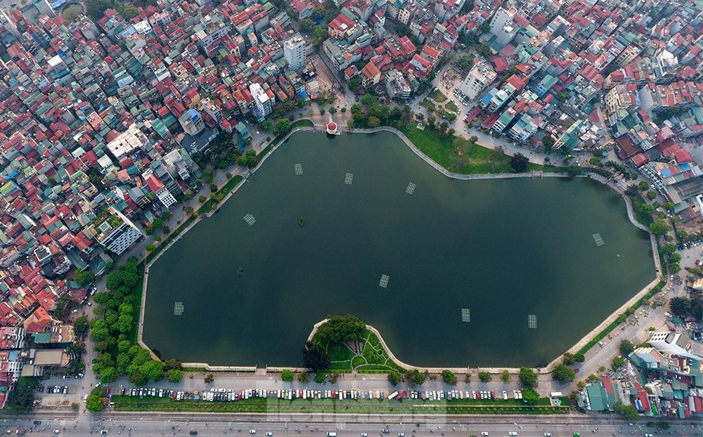 Hồ Ba Mẫu là một hồ nằm cạnh đường Lê Duẩn.Hồ này nằm đối diện với Hồ Bảy Mẫu trong công viên Thống Nhất. Người dân Thủ đô vẫn hay đi dạo, tập thể dục quanh hồ vì không khí tại đây vừa thoáng mát lại xanh tươi.