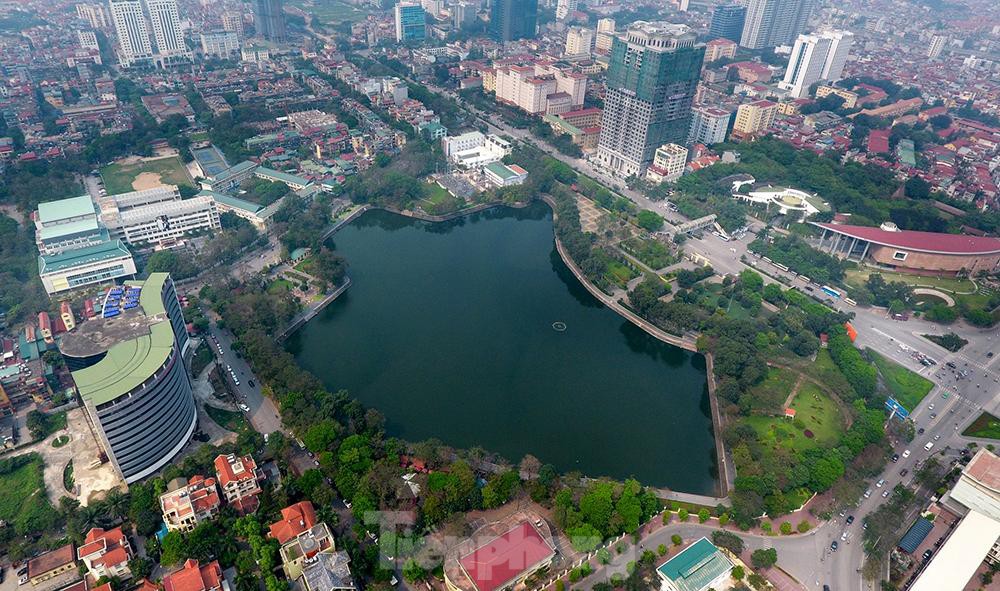 Hồ Nghĩa Tân nằm trong công viên Nghĩa Đô. Công viên này là điểm đến quen thuộc của dân cư khu Nghĩa Tân/Làng Quốc Tế Thăng Long/Chùa Hà/Hoàng Quốc Việt. Thậm chí có rất nhiều người ở Phạm Văn Đồng cũng đến đây tập thể dục và sinh hoạt buổi sáng sớm và chiều tối.