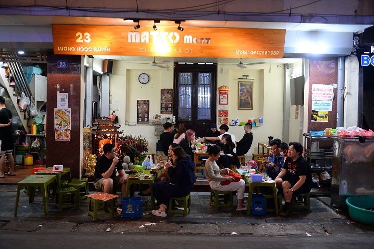 Mở cửa kinh doanh đêm sau hơn 10 tháng, bà Lê Thanh Hằng – một chủ quán ăn trên phố Lương Ngọc Quyến (Hoàn Kiếm, Hà Nội) vui mừng chia sẻ: “Biết tin được mở cửa sau 21 giờ, tôi đã chuẩn bị nguyên liệu nhiều hơn mọi ngày. Hy vọng hoạt động kinh doanh sớm được phục hồi như trước dịch”.