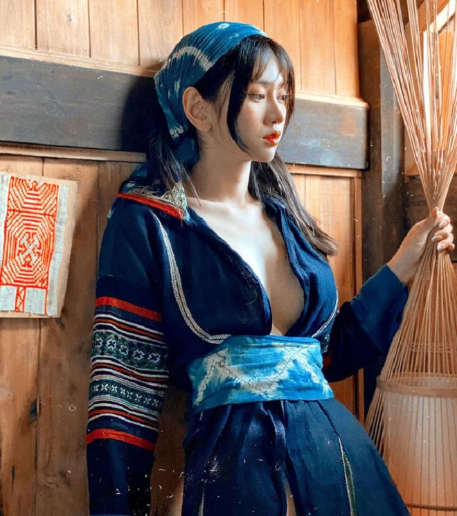 Cô từng gây tranh cãi khi mặc váy dân tộc nhưng cách tân để khoe vòng 1 