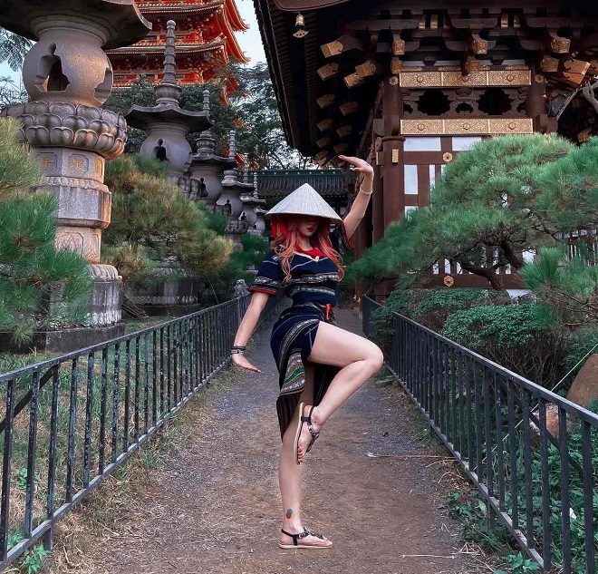 Hay tạo dáng khó đỡ ở chốn linh thiêng