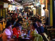 Thị trường - Tiêu dùng - Người Hà Nội đổ xô tới phố đêm, bar – pub sáng đèn đón khách