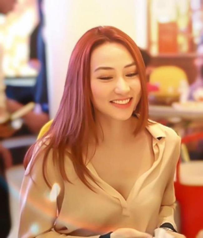 Cuối tháng 12.2021, hình ảnh một người bạn chụp lén Ngân Khánh khi đi ăn tại một nhà hàng gây sốt mạng xã hội. Nhan sắc ở tuổi U40 trẻ trung như thiếu nữ đôi mươi.
