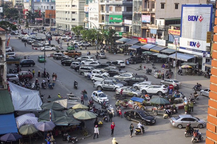 Nhiều tuyến đường tắc vào giờ cao điểm.
