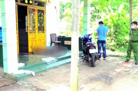 Truy tìm kẻ sát hại chủ nhà ngay trước cửa ở Bình Phước