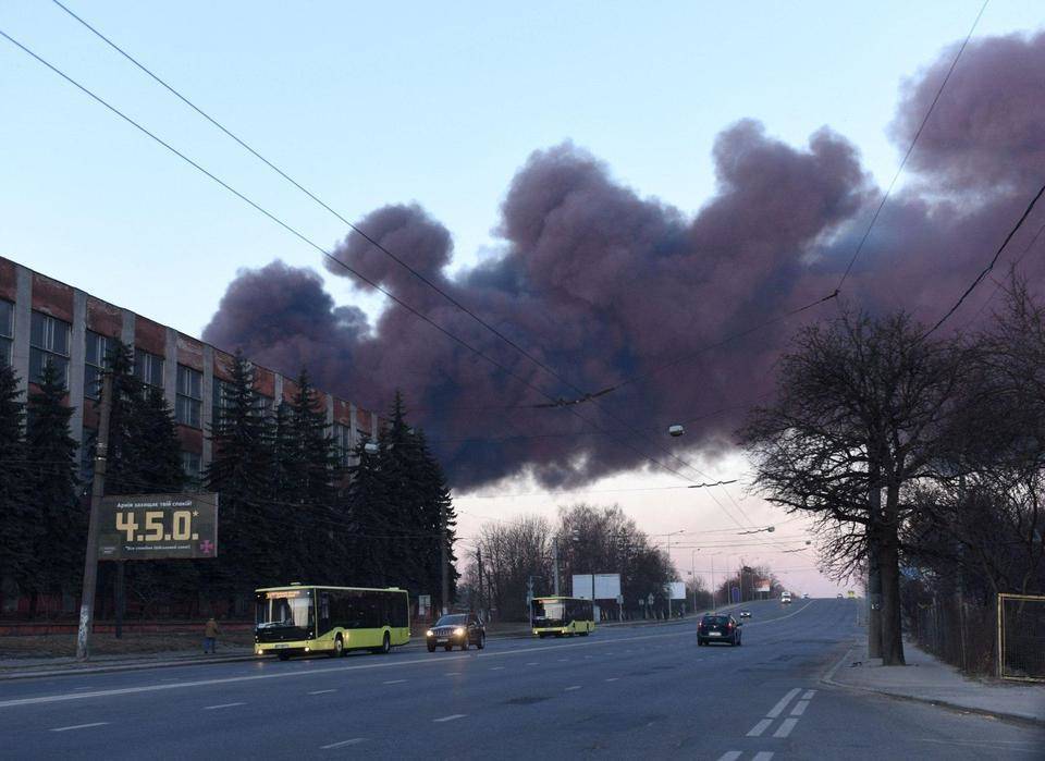 Khói đen bốc lên ở Lviv sau khi Nga tấn công bằng tên lửa (ảnh: CNN)