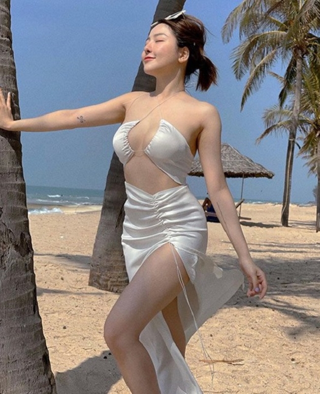 Khoe dáng sexy hết nấc nhưng&nbsp;Trâm Anh cũng bị "soi" lộ nội y.&nbsp;
