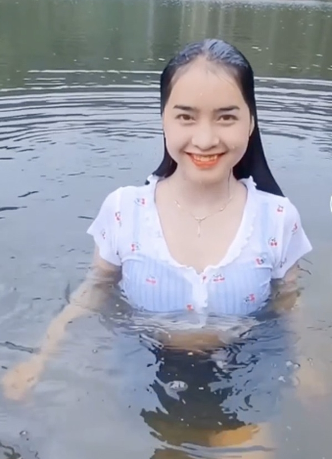Yona Cươn đăng clip tắm suối ướt át, để lộ áo trong gây chú ý. 
