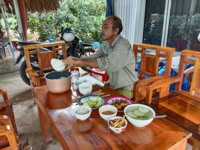 Ông Nhàn chuẩn bị bữa cơm "mời khách" tại nhà của bạn