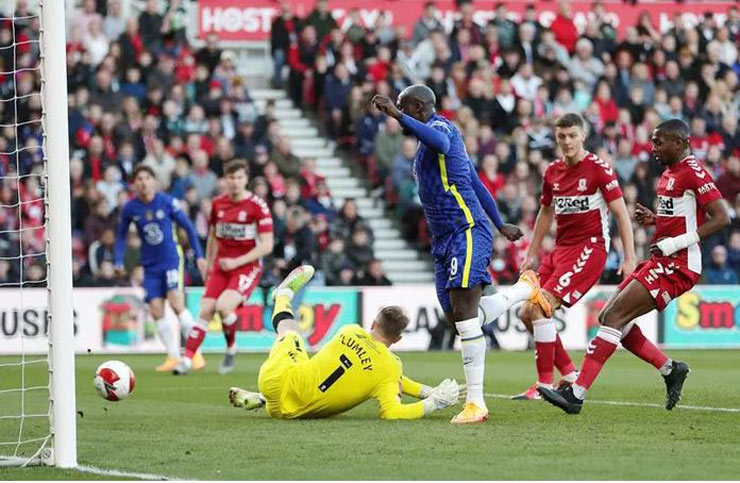 Lukaku đệm bóng cận thành đơn giản mở tỷ số từ sớm cho Chelsea