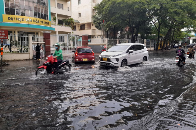 Đường Quốc Hương, Nguyễn Văn Hưởng, phường Thảo Điền, TP.HCM bị ngập sau cơn mưa khoảng 30 phút.