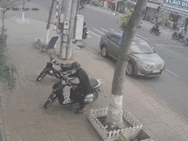 Clip: Dùng chiêu này, kẻ gian lừa bảo vệ lấy trộm 2 xe máy trong tích tắc