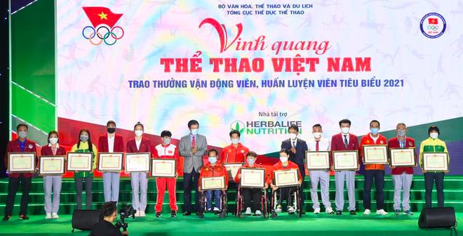 Tặng thưởng các HLV, VĐV có thành tích xuất sắc