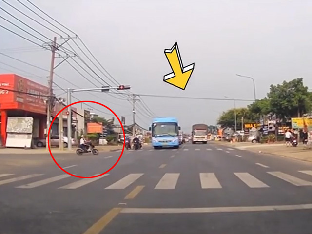 Clip: Thót tim xe tải lấn làn suýt va chạm với xe đạp điện