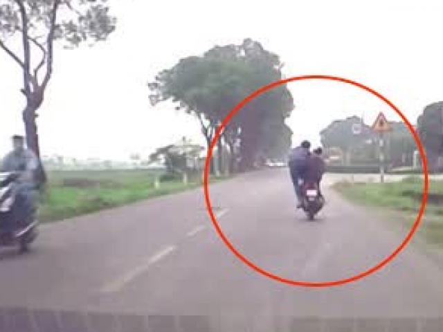 Clip: 2 cô gái liều lĩnh “đổi lái” lúc xe máy đang chạy, lái ô tô sợ hãi tránh xa