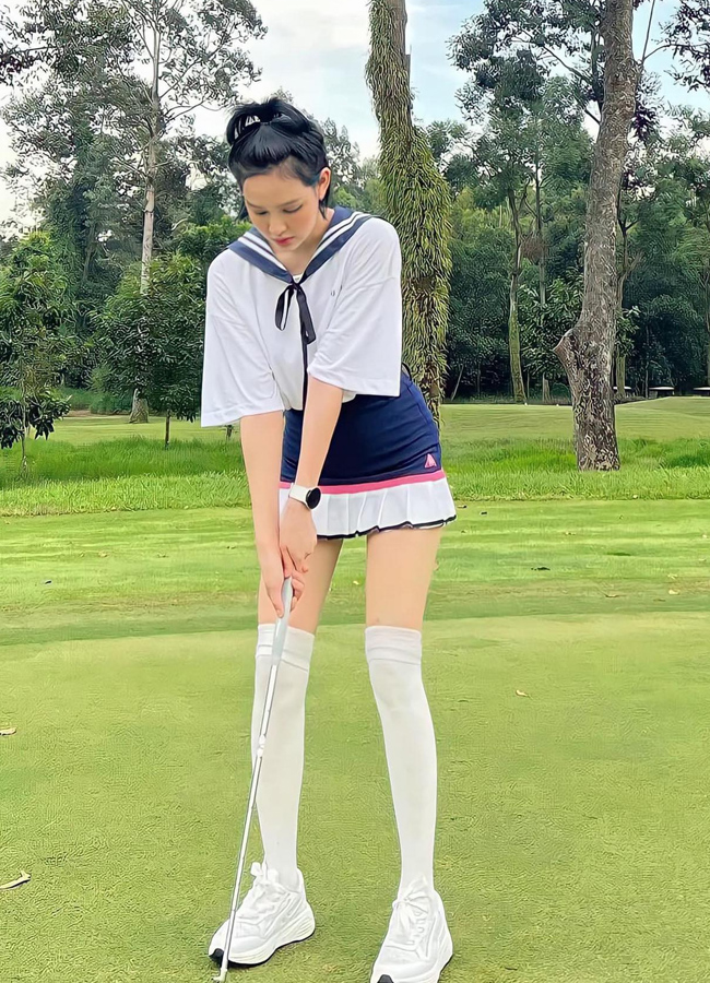 Đặc biệt mấy ngày gần đây, những hình ảnh nữ ca sĩ Hiền Hồ đi chơi golf trở thành "bão" trên mạng xã hội khiến người ta quan tâm hơn đến bộ môn này. Giá của những outfit Hiền Hồ mặc khi ra sân cũng&nbsp;không hề rẻ, đa phần đều thuộc các thương hiệu nổi tiếng như Hazzys, Piv'vee, Pearlygates,...ước tính khoảng 10 - 20 triệu đồng tùy thương hiệu. Trong đó, riêng chân váy tốn khoảng 7 - 15 triệu, áo thun 5 - 10 triệu và các loại phụ kiện khác như giày, tất, kính, mũ cũng "đốt ví" khoảng 2 - 7 triệu đồng.
