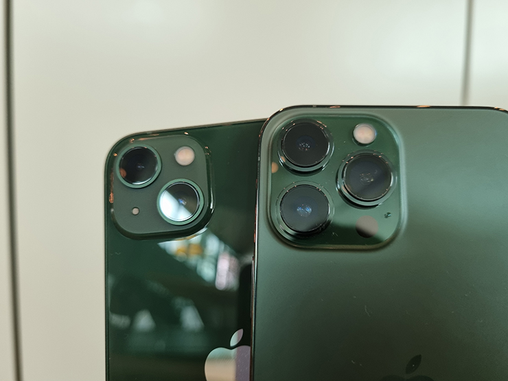 Cụm camera sau trên iPhone 13 Pro Max và iPhone 13 Pro màu xanh lục.
