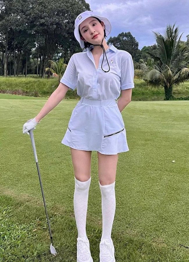 Chi phí cho mỗi lần chơi golf nhẹ nhàng cũng phải đến 1,4 triệu/lần cộng thêm tiền bóng thì mỗi tháng các chị em cần phải chi tối thiểu 20 -&nbsp;30 triệu đồng. Đó là chi phí được ước tính tạm thời khi chơi ở một sân golf tại Nghệ An.
