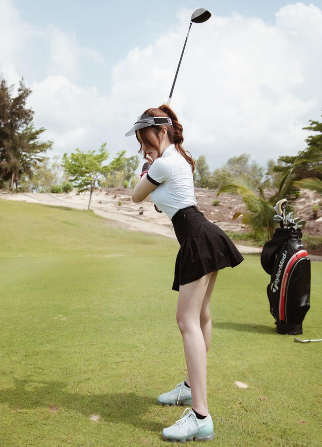 Một nữ golfer cho biết, đối với các sân golf ở Hà Nội thì chi phí cho một tháng chơi golf phải lên đến 40 - 50 triệu đồng.
