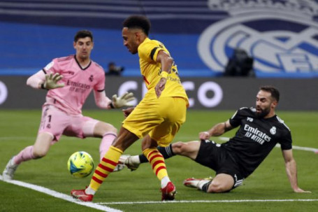 Tranh cãi siêu kinh điển Real Madrid - Barcelona: Aubameyang thoát thẻ đỏ, ghi 2 bàn