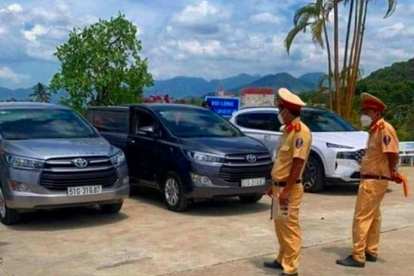 2 ô tô Inova mang cùng biển số 51G-319.87 đậu cạnh nhau ở Bình Thuận