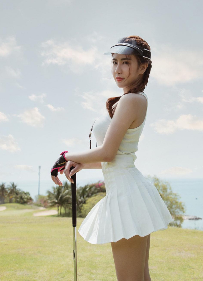 Một chủ tài khoản&nbsp;kênh Tiktok khẳng định, cô mới chơi golf được 3 tháng nhưng đầu tư về trang phục khoảng 100 triệu đồng.
