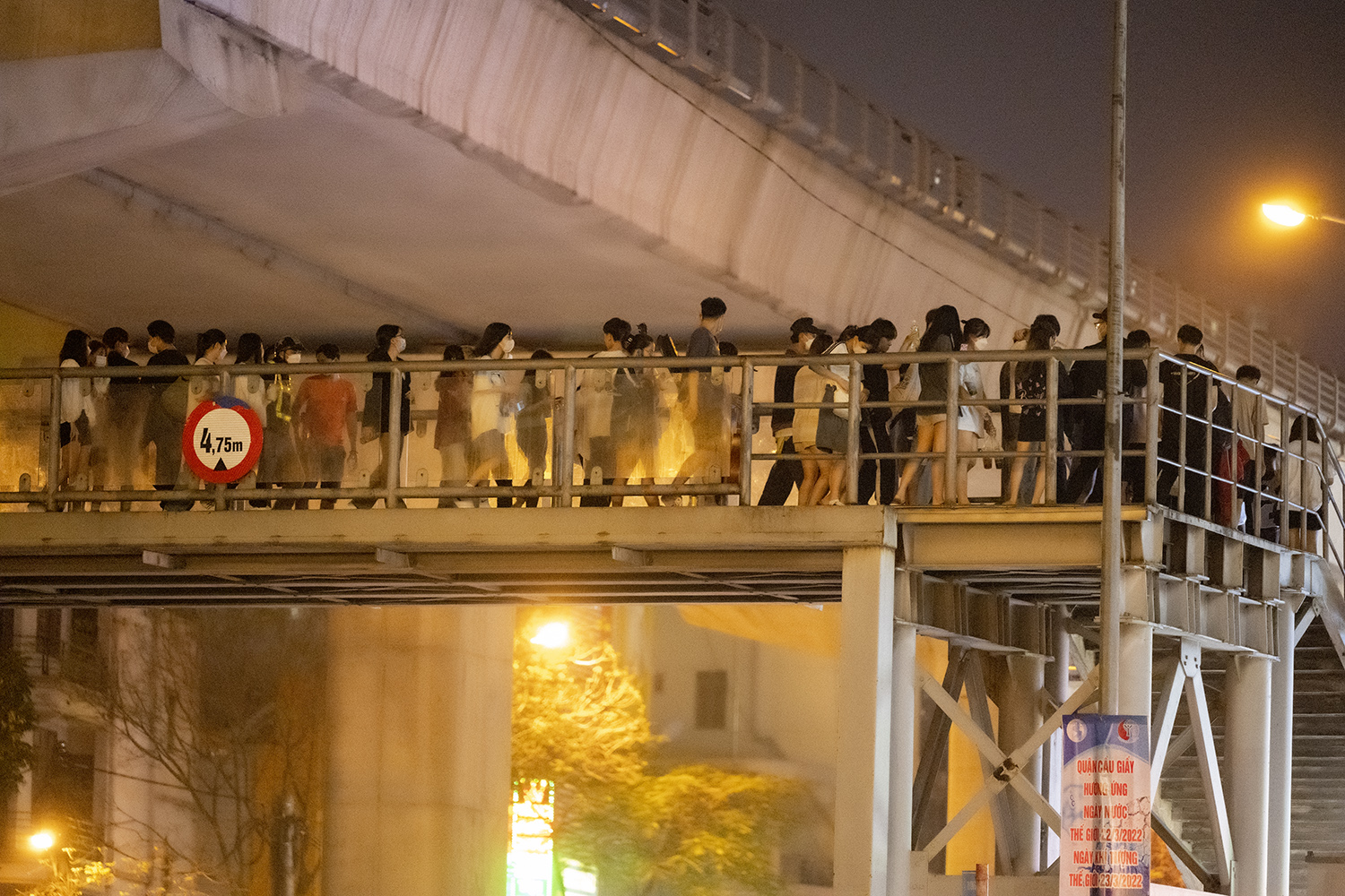 &#34;Chốn hẹn hò trong đêm&#34; trên cầu vượt dành cho người đi bộ ở Hà Nội - 4