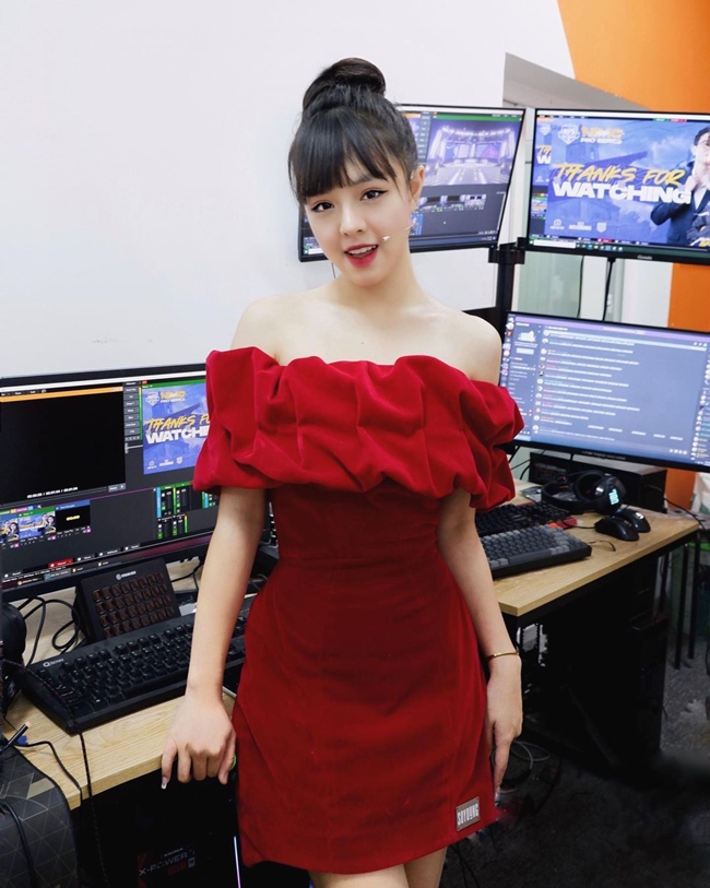 Ngô Thảo Trang là nữ MC nổi tiếng trong cộng đồng eSports (thể thao điện tử Việt Nam). Người đẹp sinh năm 1999 là người dẫn chương trình số 1 của tựa game FPS tại Việt Nam. 
