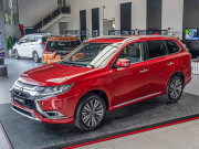 Ngắm xe - Chi tiết mẫu xe Mitsubishi Outlander phiên bản nâng cấp tại đại lý