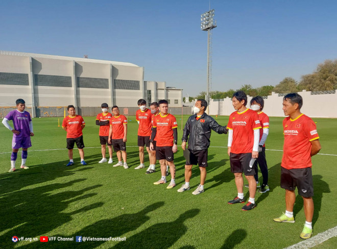 HLV Lee Young-jil giới thiệu đội tuyển U-23 Việt Nam cho đồng nghiệp&nbsp;Gong Oh-kyun. Ảnh: VFF.&nbsp;
