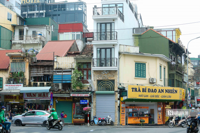 Nằm ở vị trí đắc địa, từng được coi là những “con gà đẻ trứng vàng” trong lĩnh vực kinh doanh dịch vụ, các khách sạn như căn khách sạn trên đầu phố Hàng Đào, Hàng Bè, Mã Mây cũng không thể trụ được sau đại dịch.