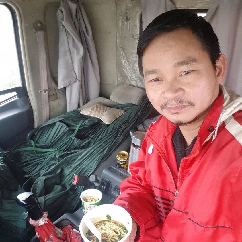 Anh Lực giúp đỡ nam thanh niên gặp nạn.