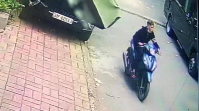 Cảnh sát trích xuất camera phát hiện đối tượng Hà Anh Quân đi xe máy không đội MBH trên đường